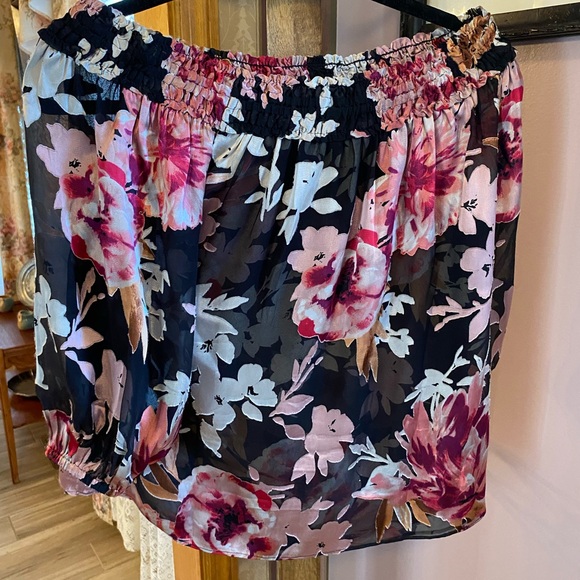 White House Black Market Floral Print Blouse in Black and Pink, size SP, organza - Picture 2 of 12